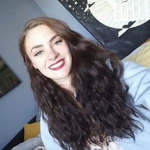 Meet your Posher, Caitlin