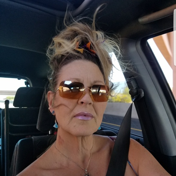 Meet your Posher, Holli - Picture 2 of 4