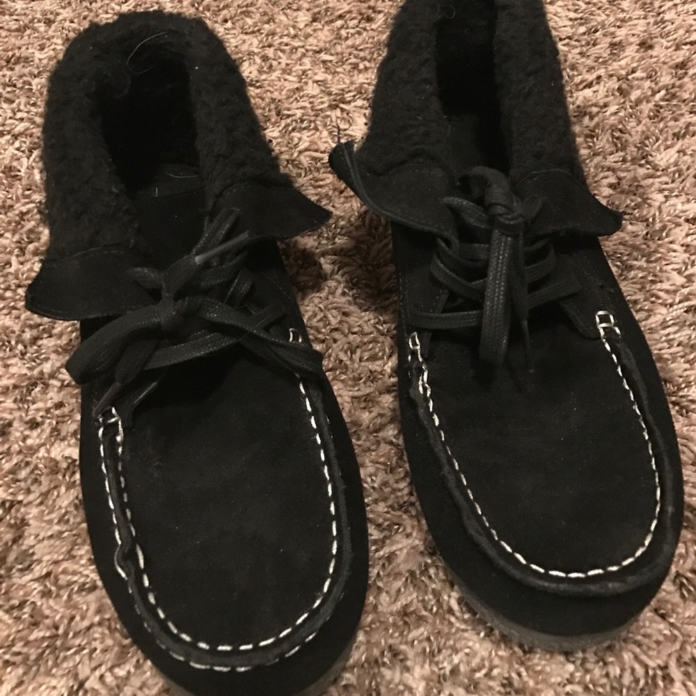 Suede moccasin booties with fur lining, size 9.