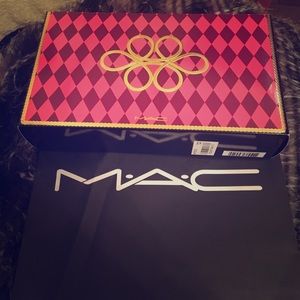 MAC Nutcracker sweet red lip bag/kit