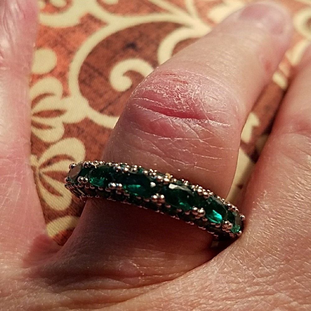 Beautiful emerald stone ring