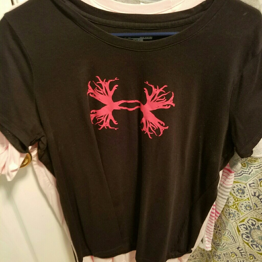 Black Under Armour semi fitted top