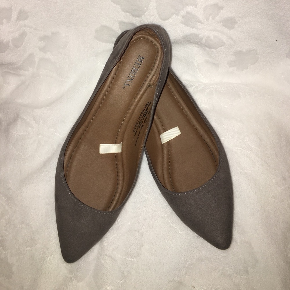 Gray pointy toe flats