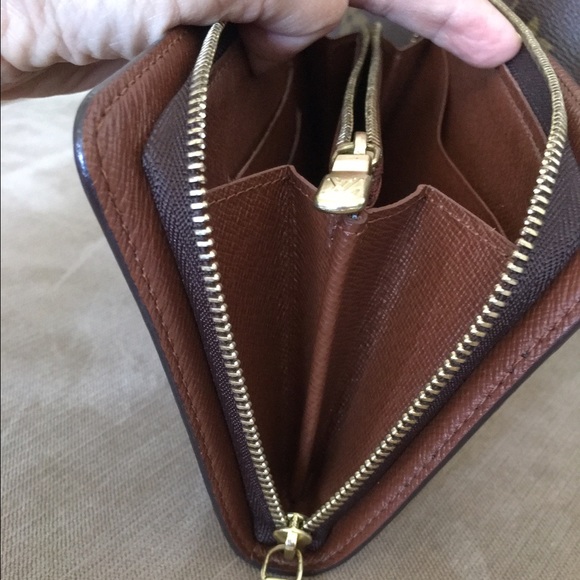 Aithentic lv wallet (SOLD) - Picture 2 of 4