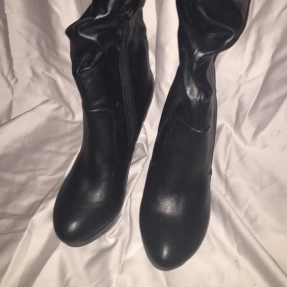 Calf length black heeled boots - Picture 3 of 3