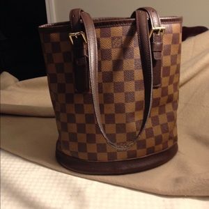 Authenticated Louis Vuitton Damier Bucket