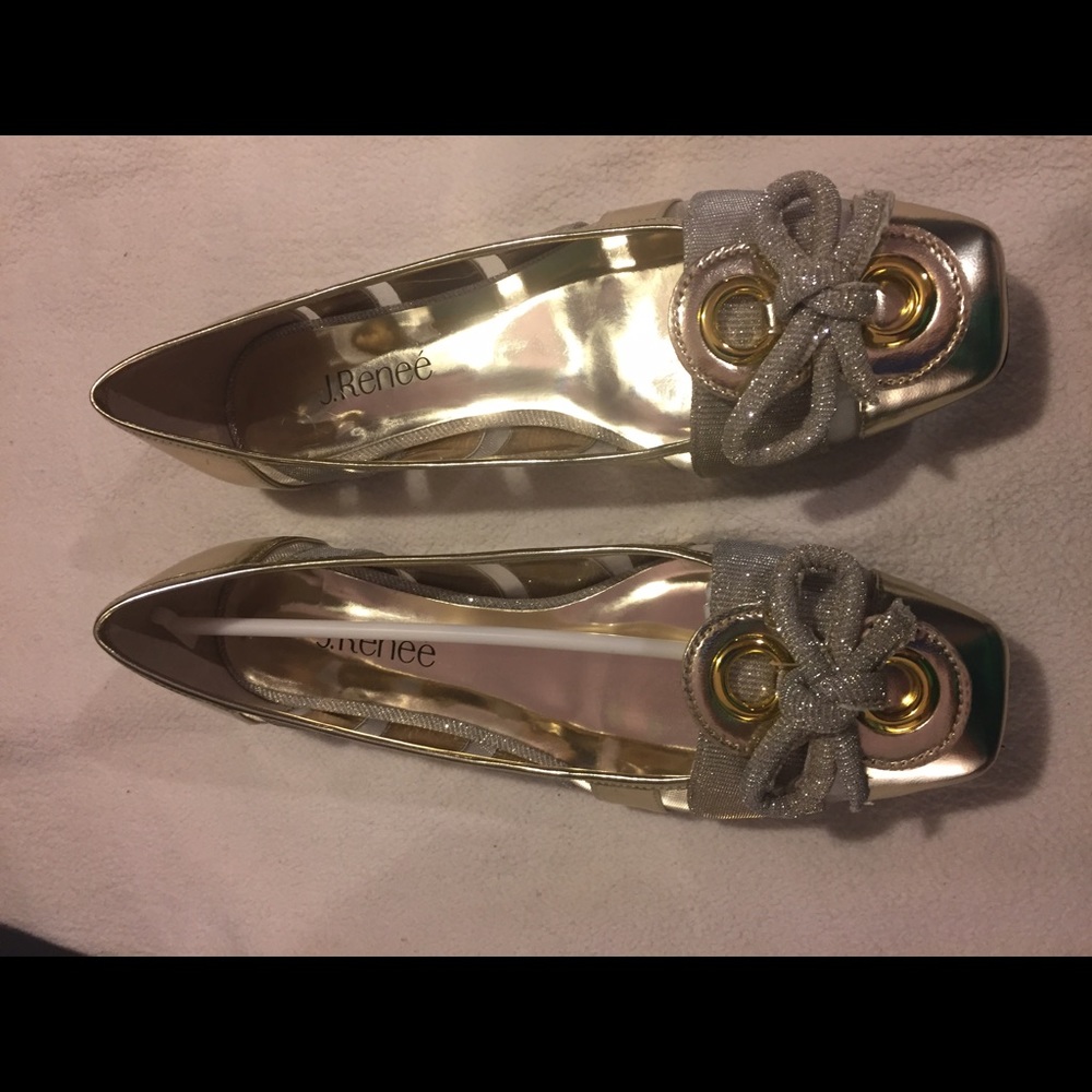 Lovely NEW Platinum Metallic J Renee Wide Flats