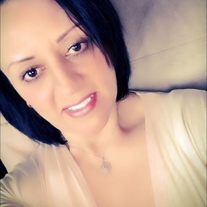 Meet your Posher, Adela