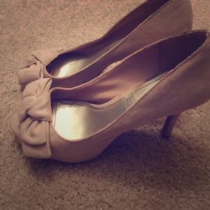 Peep toe heels with bow
