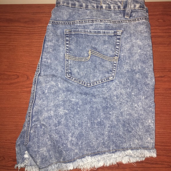 Distressed forever 21 high waisted Jean shorts - Picture 2 of 2
