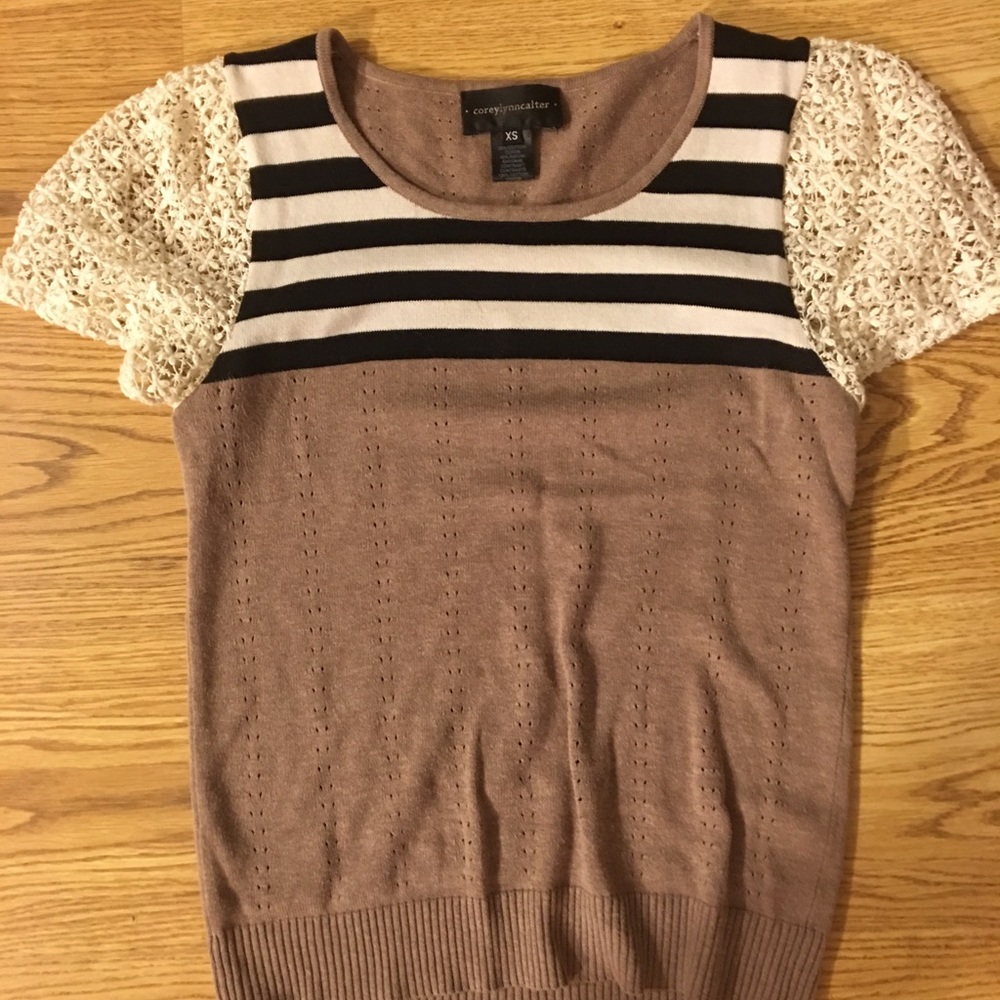 Cute lace sleeve top! Size XS