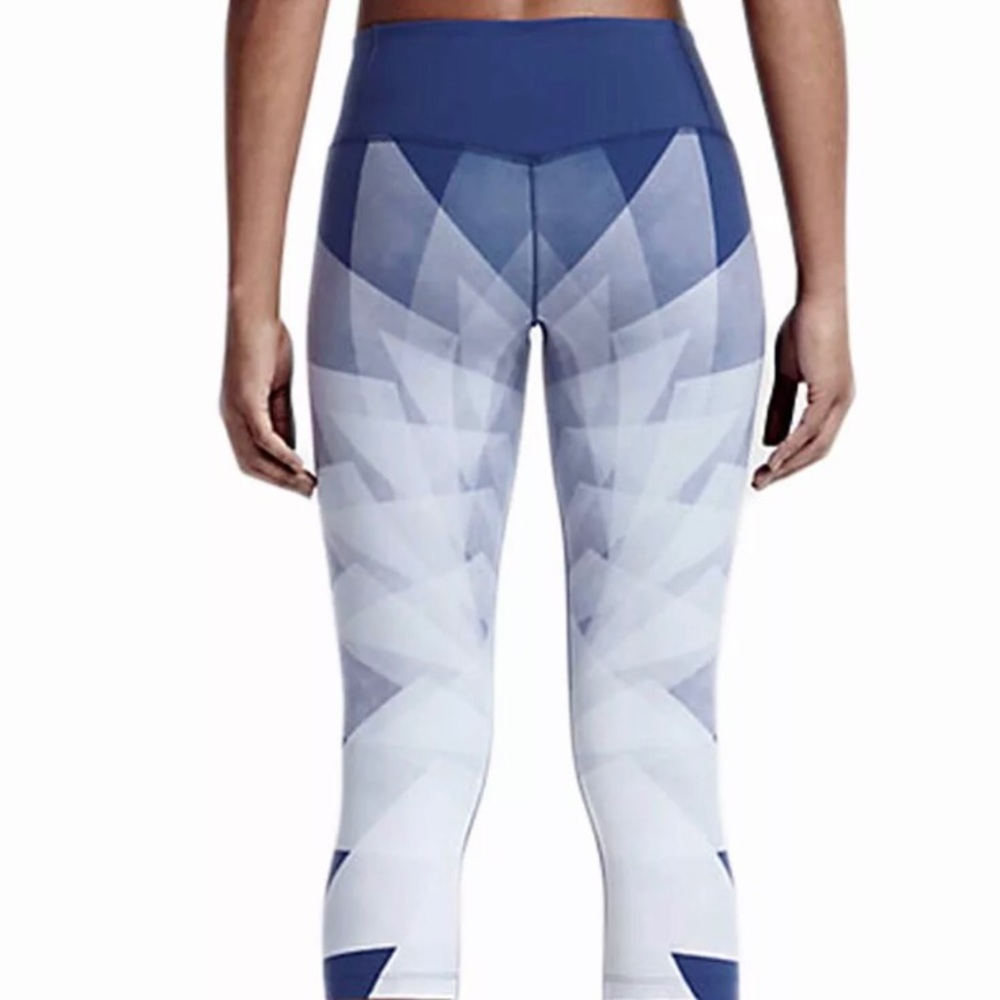 Nike Tight Fit Capri sz M