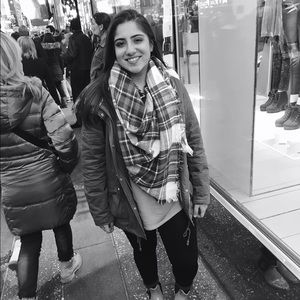 Meet your Posher, Adriana