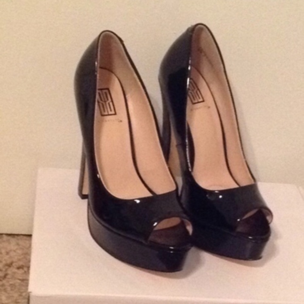 Black pumps