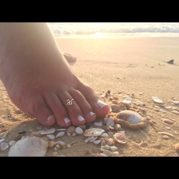 RESTOCKED! NEW COLORS! Curly Toe Ring - Picture 4 of 6