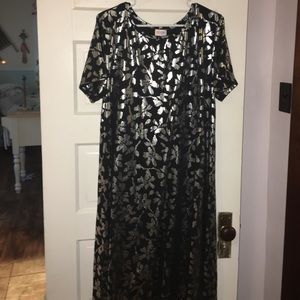REDUCED FOR QUICK SALE GORGEOUS LULAROE CARLY🌺