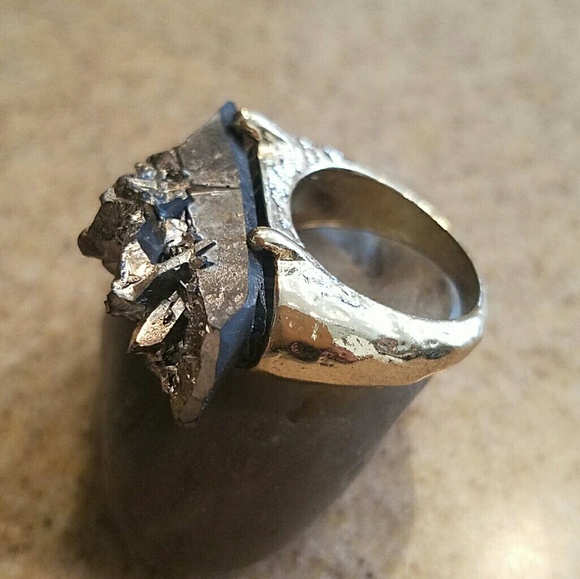 Jewelry- Ring - Picture 2 of 2