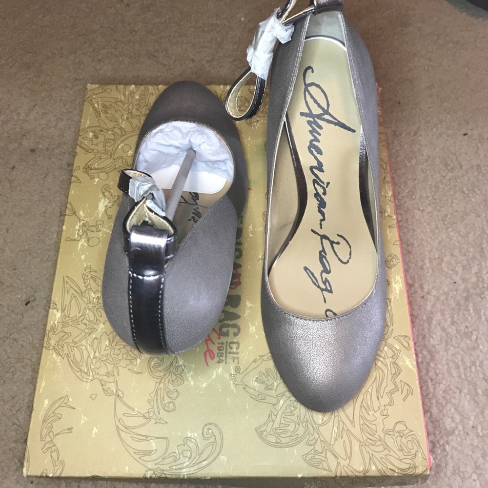 Brand new taupe colored heels!