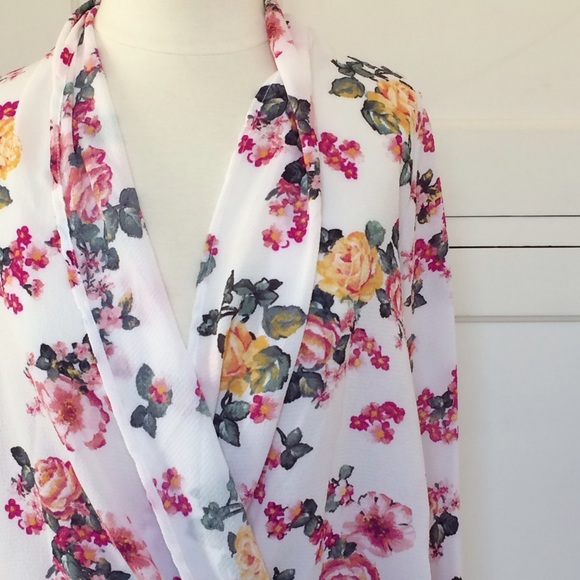 Bell Sleeve Pink Floral Wrap Top - Picture 4 of 8