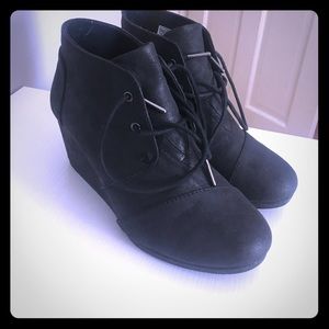 Toms black wedges