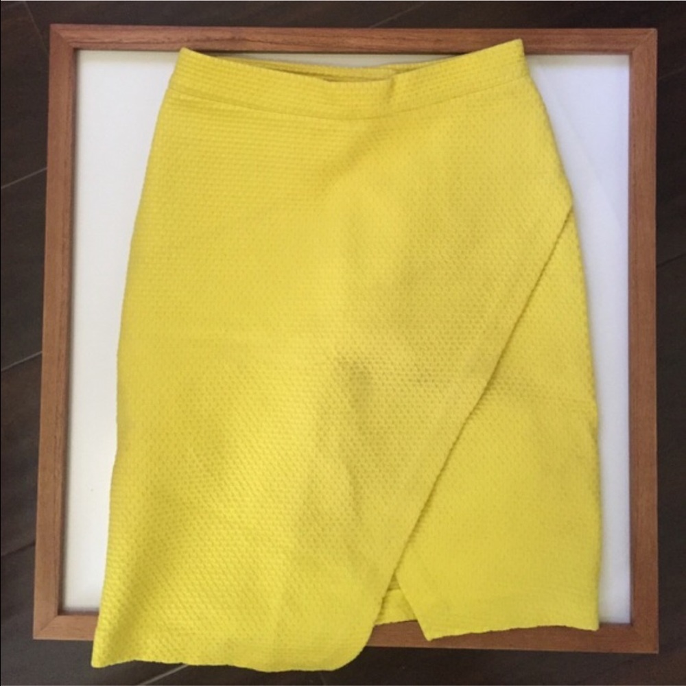 Super fun and cute H&M yellow skirt