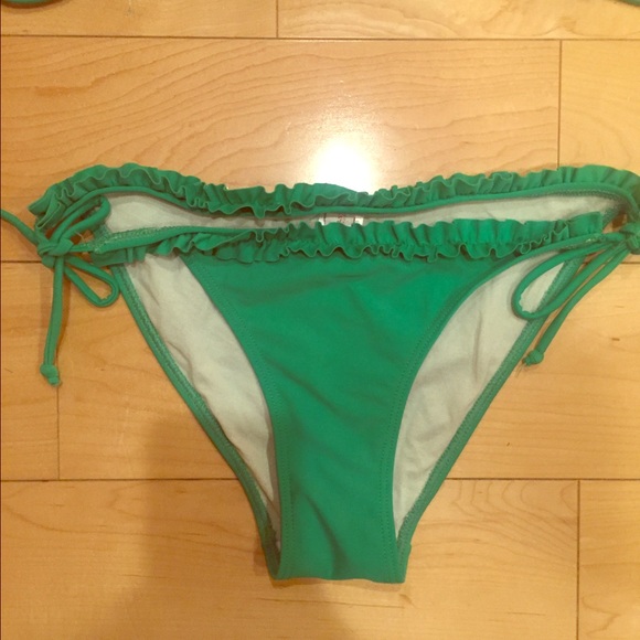 2 Chillies Ruffled Bikini Size Small (Byron Bay) - Picture 3 of 6