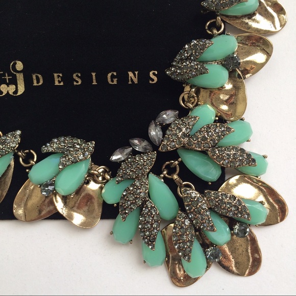 Gold tone and green stone statement necklace - Picture 2 of 3