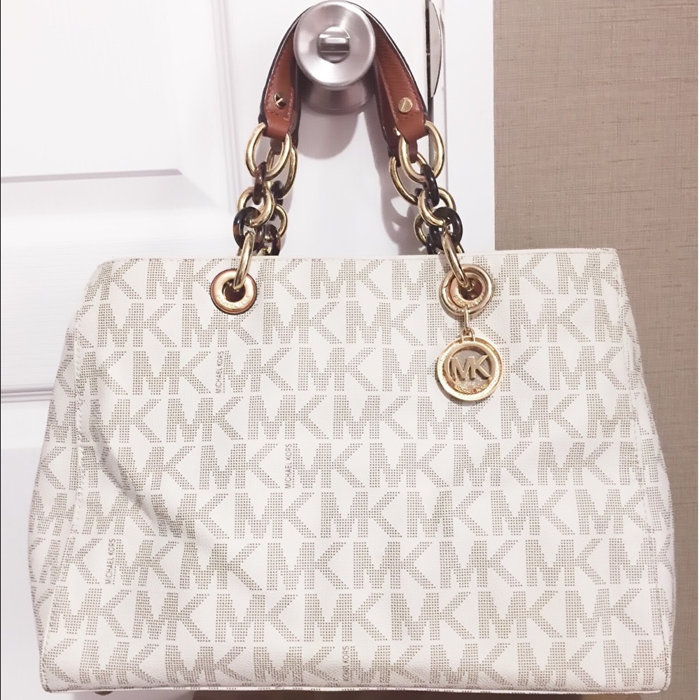 Micheal Kors chain satchel shoulder bag.