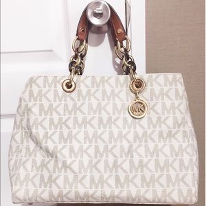 Micheal Kors chain satchel shoulder bag.