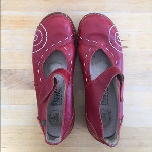 El Naturalista Red Clogs