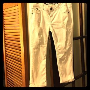 Ankle show White pre made holes jeans