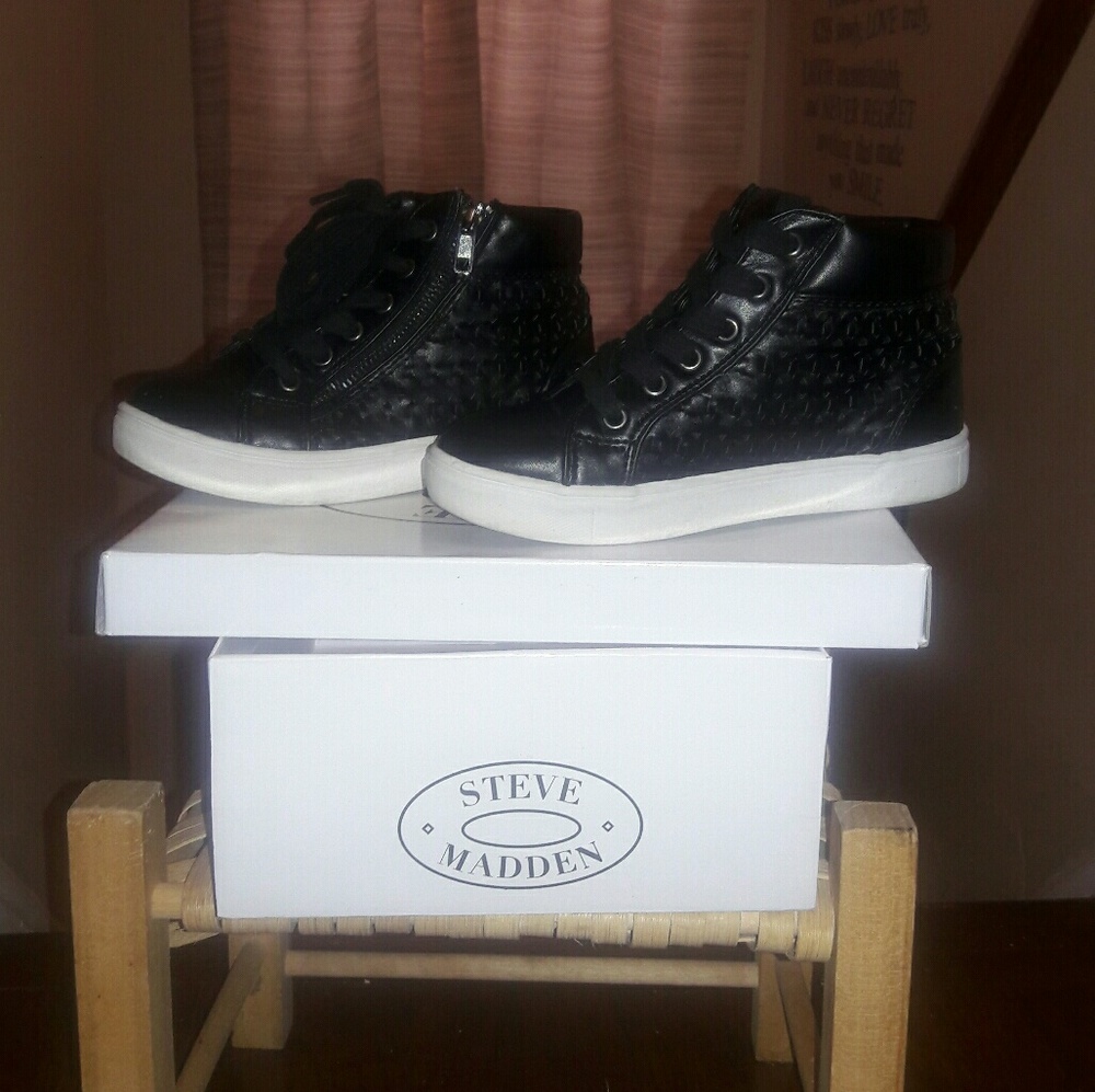 Zip and tie Steve Madden sneakers