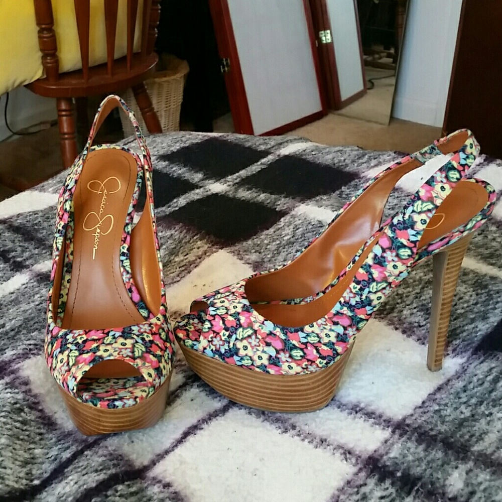 Jessica Simpson pumps