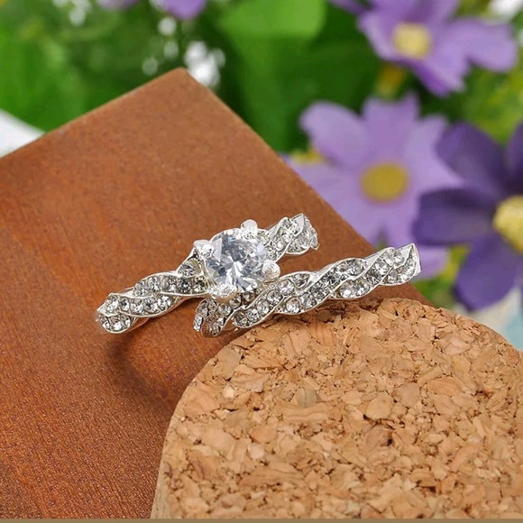 Beautiful Fashion Wedding band set - Picture 5 of 8