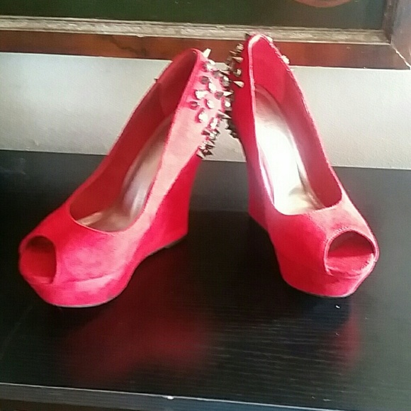 Red suede spiked wedges - Picture 3 of 8