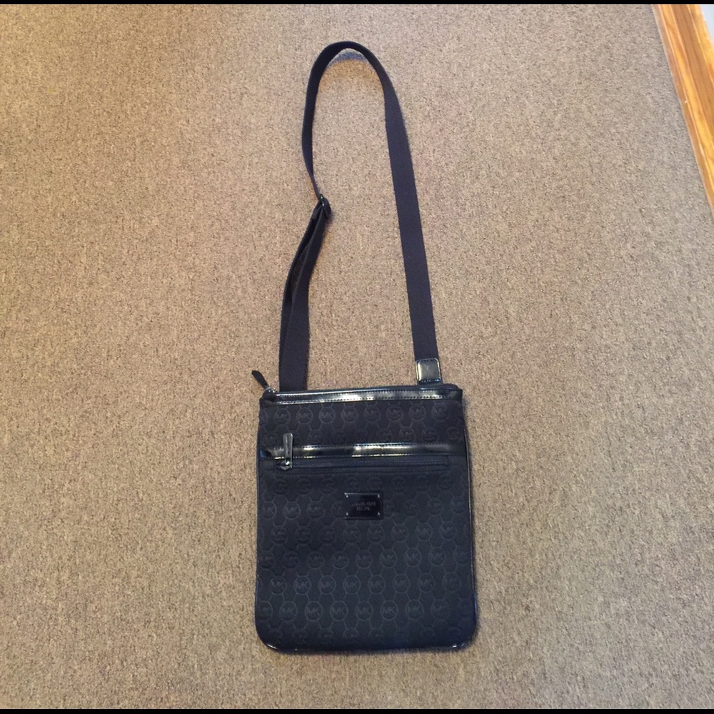Authentic MICHAEL KORS cross body bag.