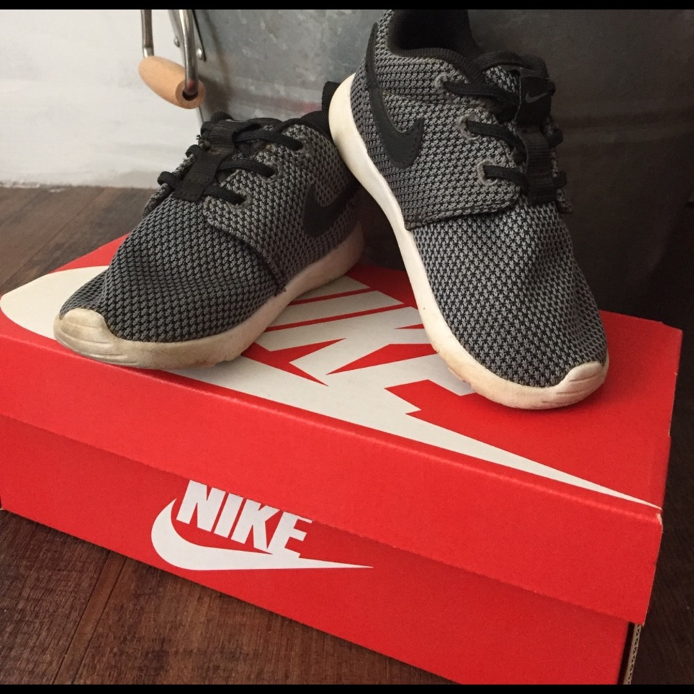 Used: Nike 8C Roshe One sneaker