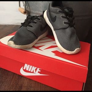 Used: Nike 8C Roshe One sneaker