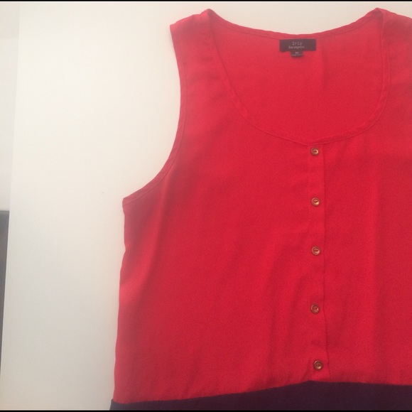 Ladies top with button detail size medium - Picture 2 of 4