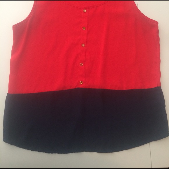 Ladies top with button detail size medium - Picture 3 of 4