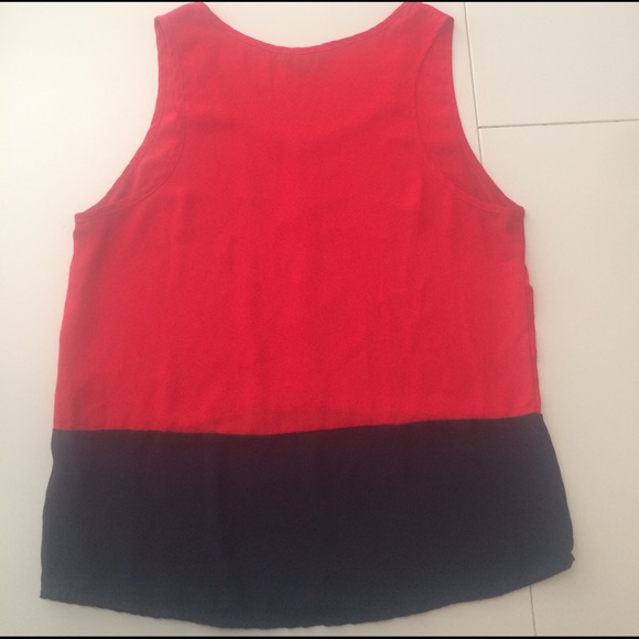 Ladies top with button detail size medium - Picture 4 of 4
