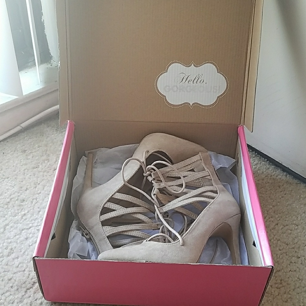 Heels - Picture 2 of 3
