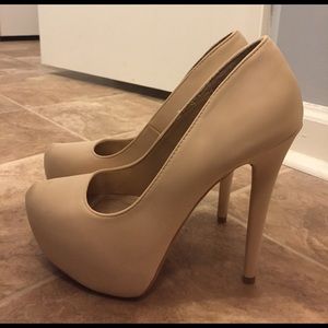 CHARLOTTE RUSSE PUMPS 5in. Pale nude SIZE7