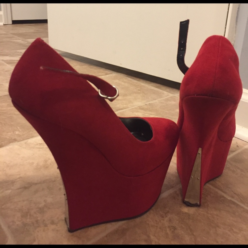 Red faux suede platforms ❤❤❤SIZE7