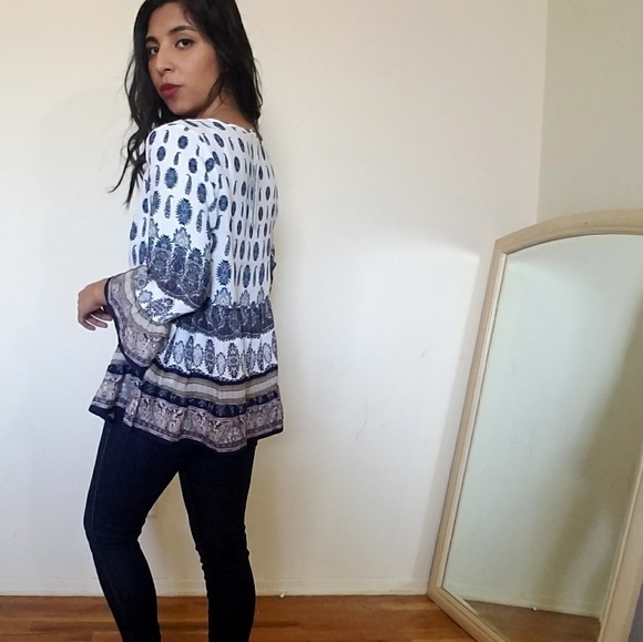 🆕BOHO ME IVORY NAVY BELL SLEEVE TOP - Picture 3 of 7