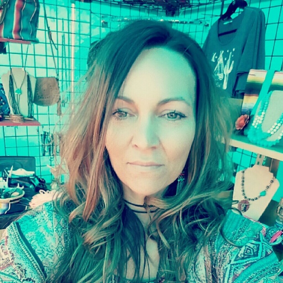 Meet your Posher, Bobbi - Picture 1 of 1