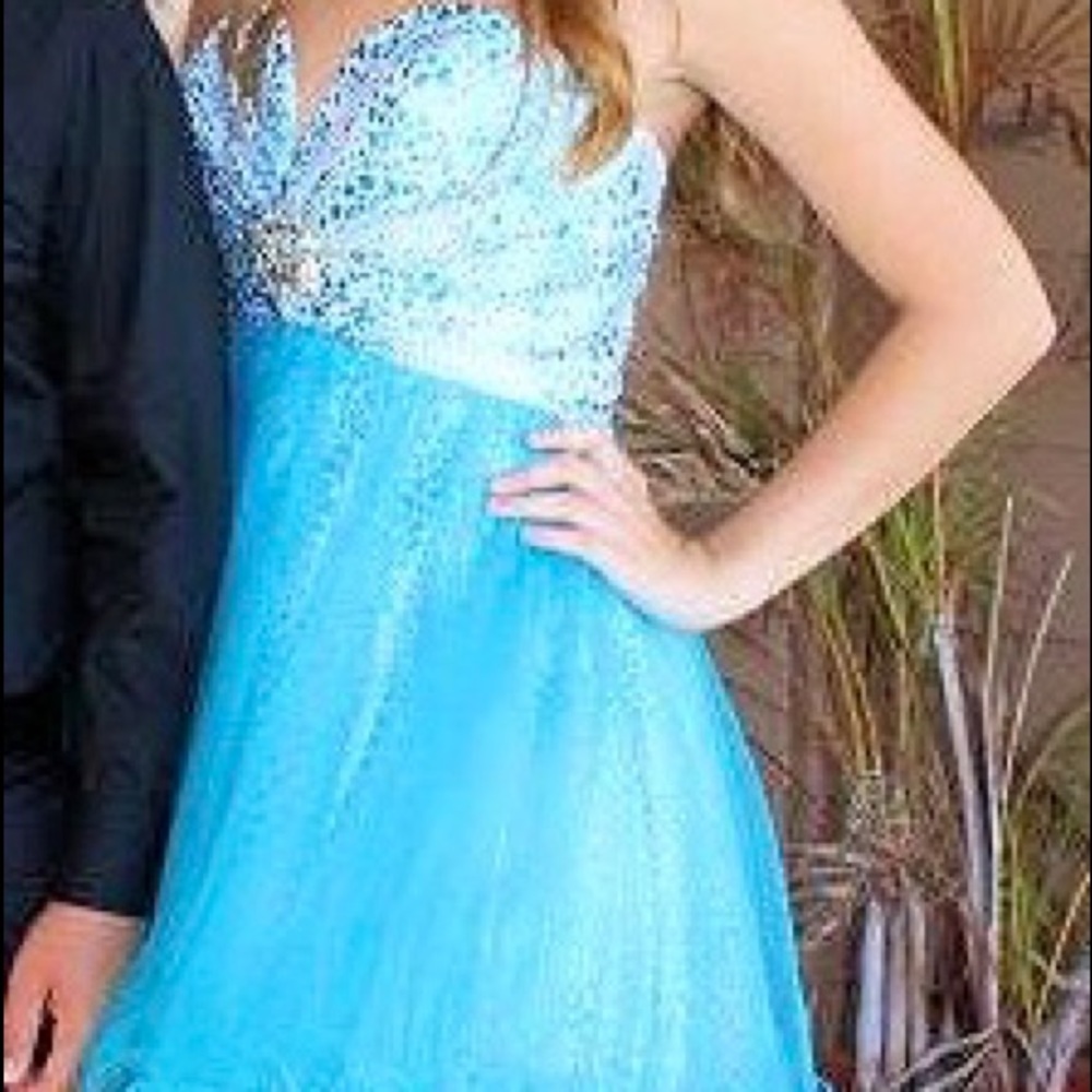 Prom dress - Picture 2 of 4