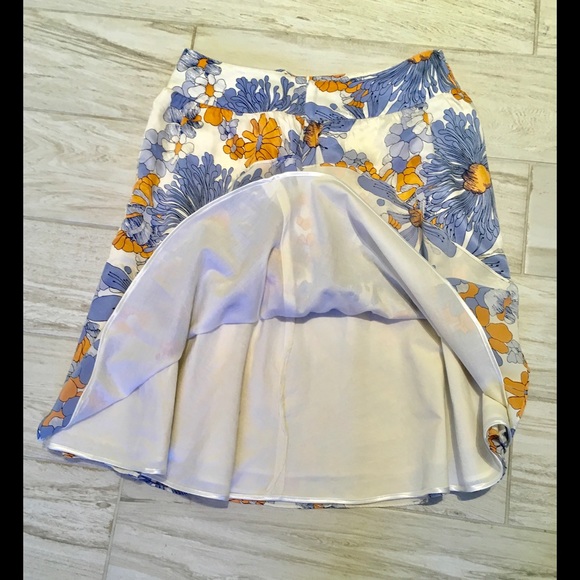 Beautiful Silk Skirt🌹🌼🌷Like New!❤️🌸❤️ - Picture 4 of 5