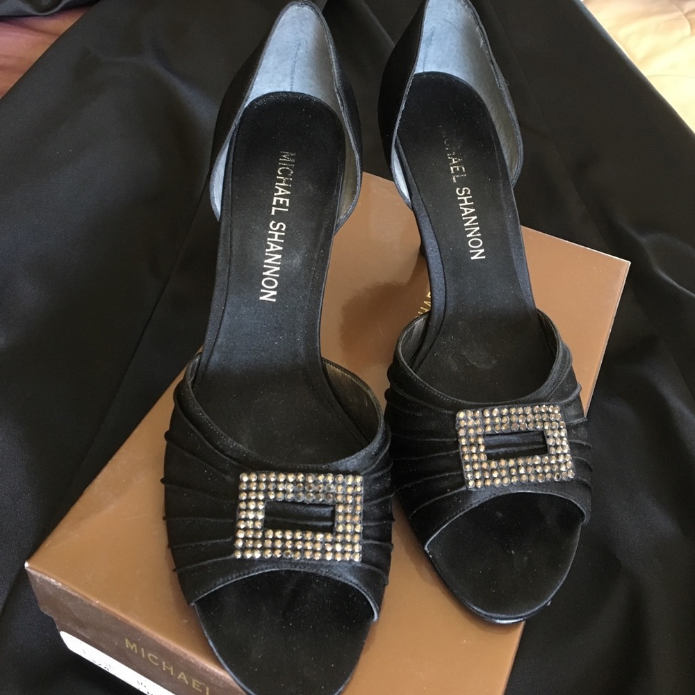Black shoes with the rhinestones