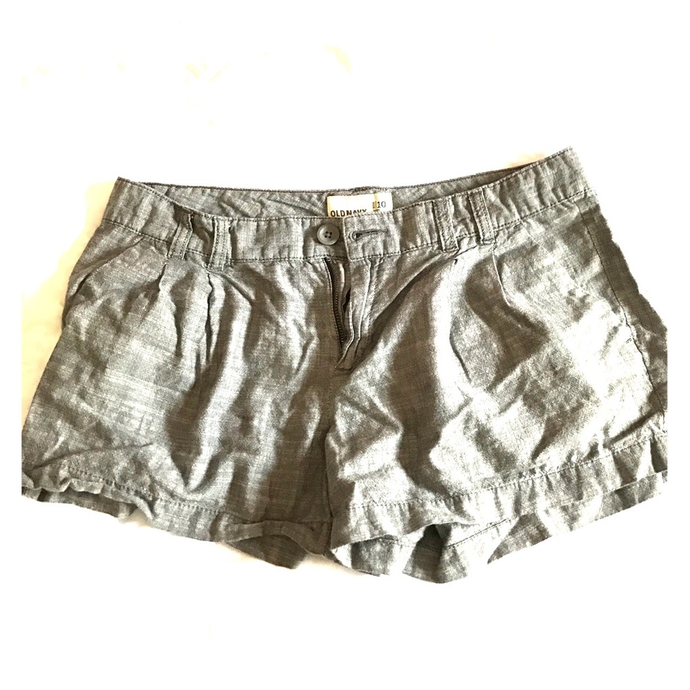 Pleated grey shorts.